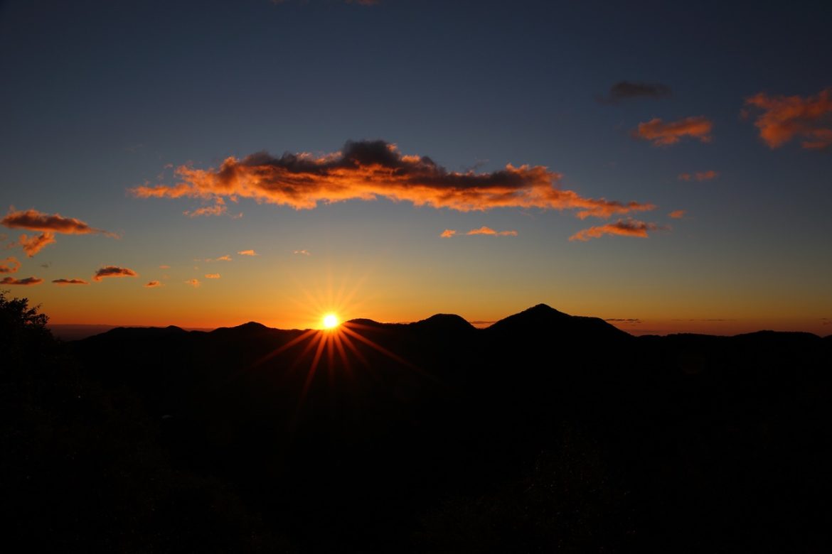 sunset-984546_1280 Przechowywanie książek w mieszkaniu